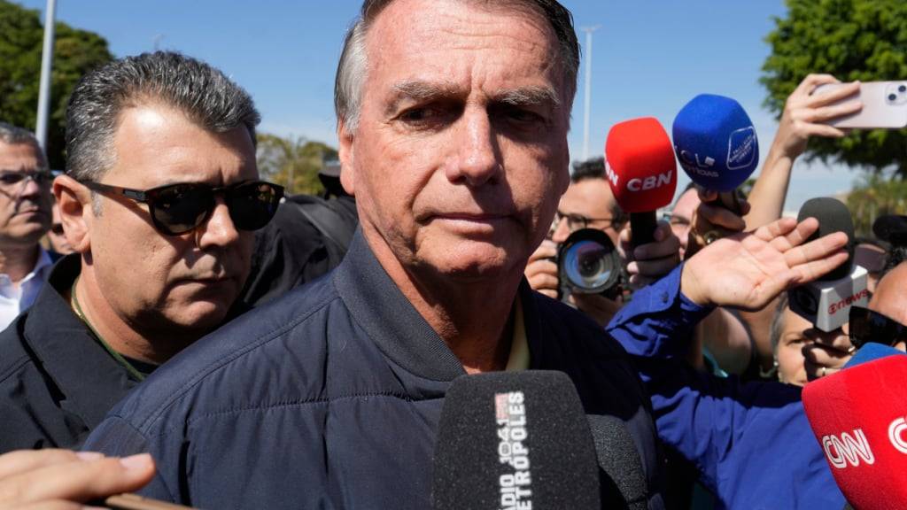 Brasiliens ehemaliger Präsident Jair Bolsonaro spricht zur Presse vor dem Sekretariat der Strafvollzugsverwaltung. Foto: Eraldo Peres/AP/dpa