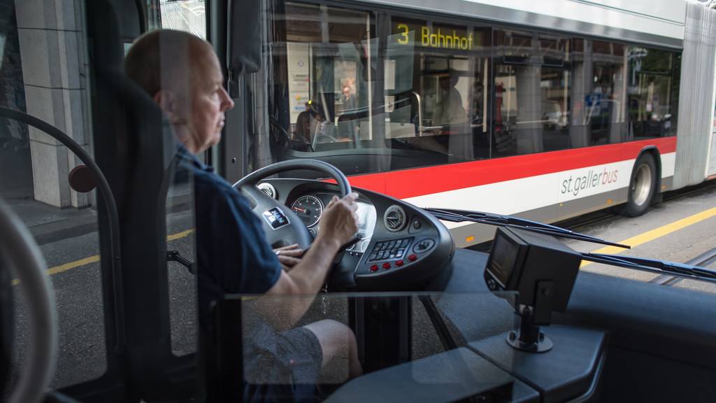 Sollen nicht so oft im Stau stehen: die Busse auf dem Stadtgebiet. (Bild: Tagblatt/Michel Canonica)