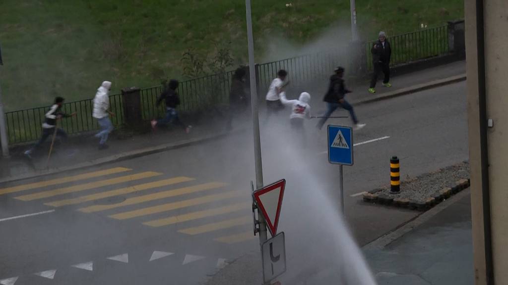 Einsatz eines Wasserwerfers bei Ausschreitungen beim Eritrea-Fest in Gerlafingen.