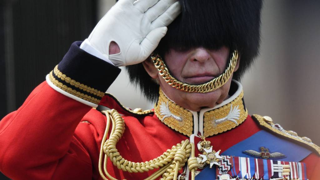 ARCHIV - Der britische König Charles III. nimmt an der «Trooping the Colour»-Parade im Jahr 2023 teil. Erstmals seit seiner Thronbesteigung wurde Charles mit der Geburtstagsparade geehrt. Foto: Alastair Grant/AP/dpa