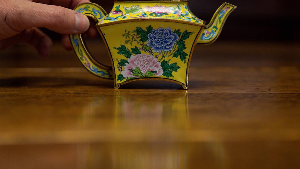 Eine seltene «Teekanne» aus der Zeit des chinesischen Kaiserreichs steht im Auktionshaus Hansons Auctioneers. Foto: Jacob King/PA Wire/dpa