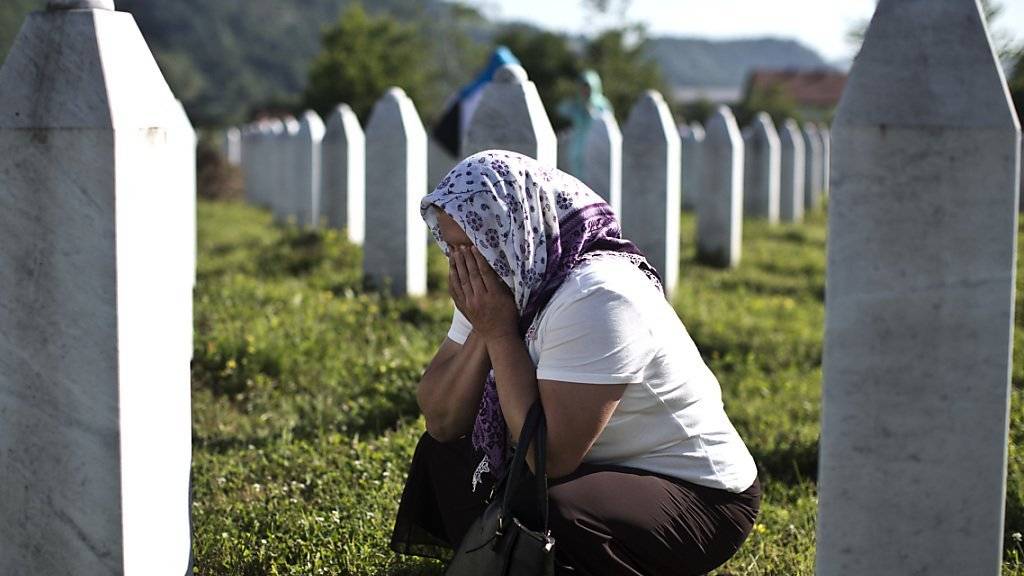 Eine Frau trauert um die Opfer von Srebrenica. (Archiv)