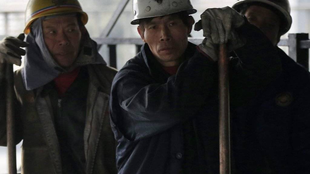 Chinesische Kohlearbeiter - Wegen deutlicher Überkapazitäten in der Kohleindustrie hatte die Regierung Ende Februar die Streichung von 1,8 Millionen Arbeitsplätzen in der Kohle- und Stahlindustrie angekündigt. (Symbolbild)