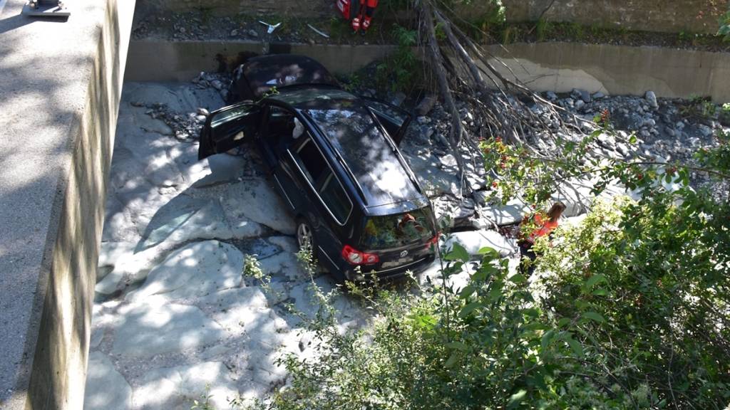 Ein Auto landete bei Trimmis GR in einem Bachbett. Alle drei Insassen wurden verletzt.