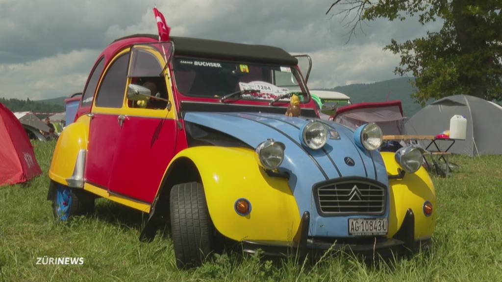 Nostalgietreffen in Delemont: Tausende zeigen ihre legendären Deux-Chevaux