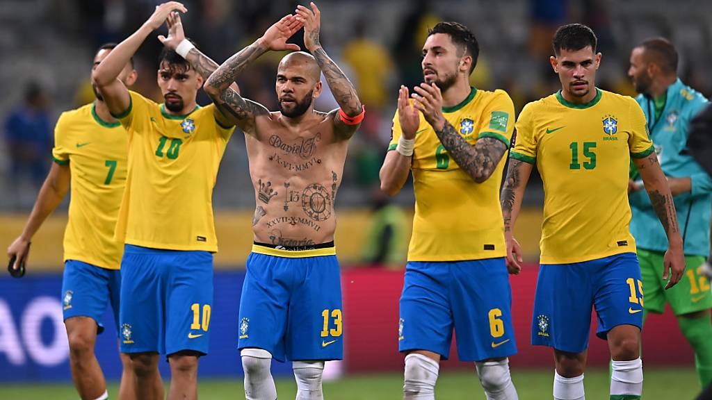 Brasiliens Spieler lassen sich nach dem Sieg gegen Paraguay feiern