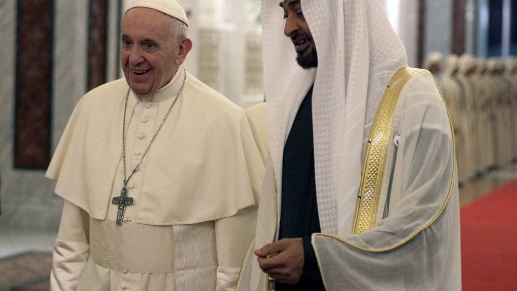 Der Papst ist bei seiner Ankunft in Abu Dhabi von Kronprinz Mohammed bin Said Al Nahjan empfangen worden.