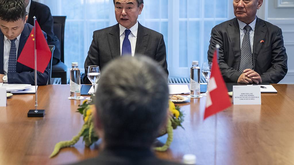 Der chinesische Botschafter in der Schweiz, Geng Wenbing (rechts), betont, dass von Chinesen in der Schweiz keine Gefahr ausgeht. (Archivbild)