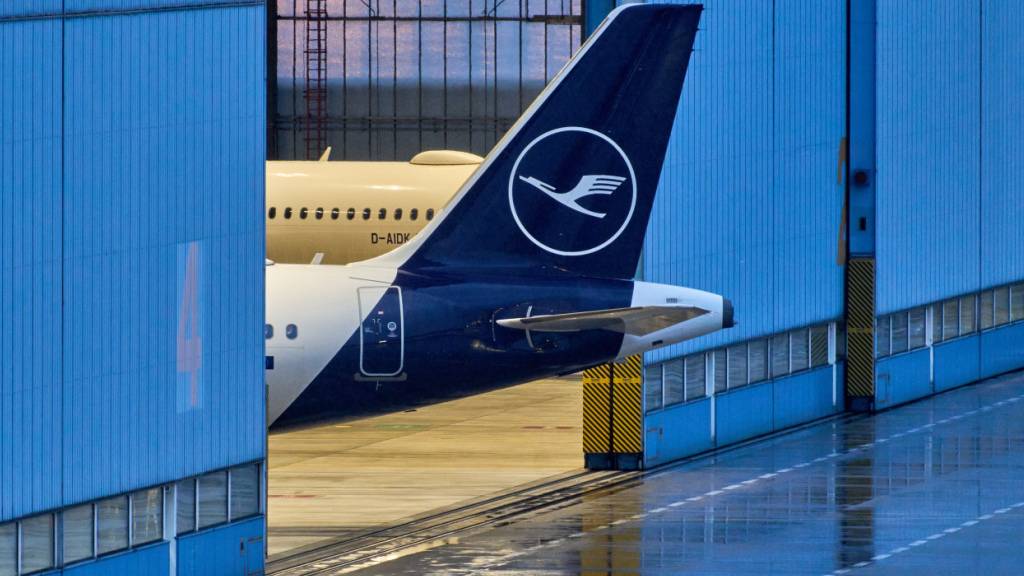 Ein Lufthansa-Flugzeug wird am Vorabend des Streiks in Frankfurt in einen Hangar gestellt.
