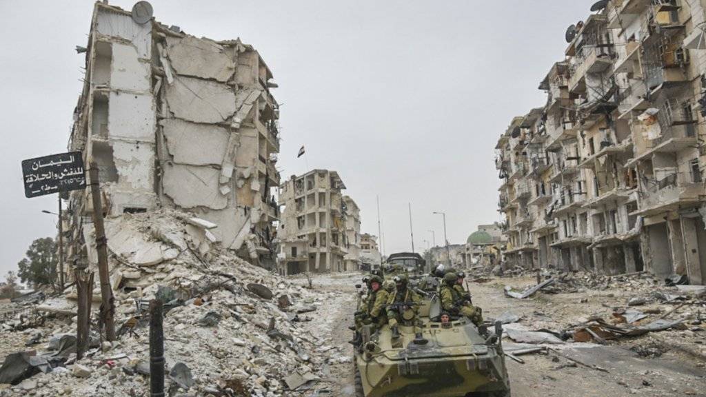 Ein Panzer in einer zerstörten Strasse in der syrischen Stadt Aleppo. Gespräche zum Syrienkrieg sollen am 23. Januar in Astana stattfinden. (Archiv)