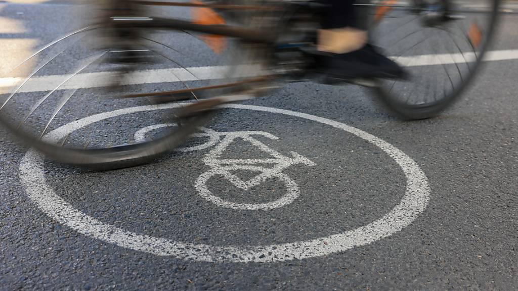 Ein Abschnitt auf der Kantonsstrasse zwischen Biberbrugg und Oberiberg soll ausgebaut und mit einem Rag- und Geweg ergänzt werden. (Symbolbild)