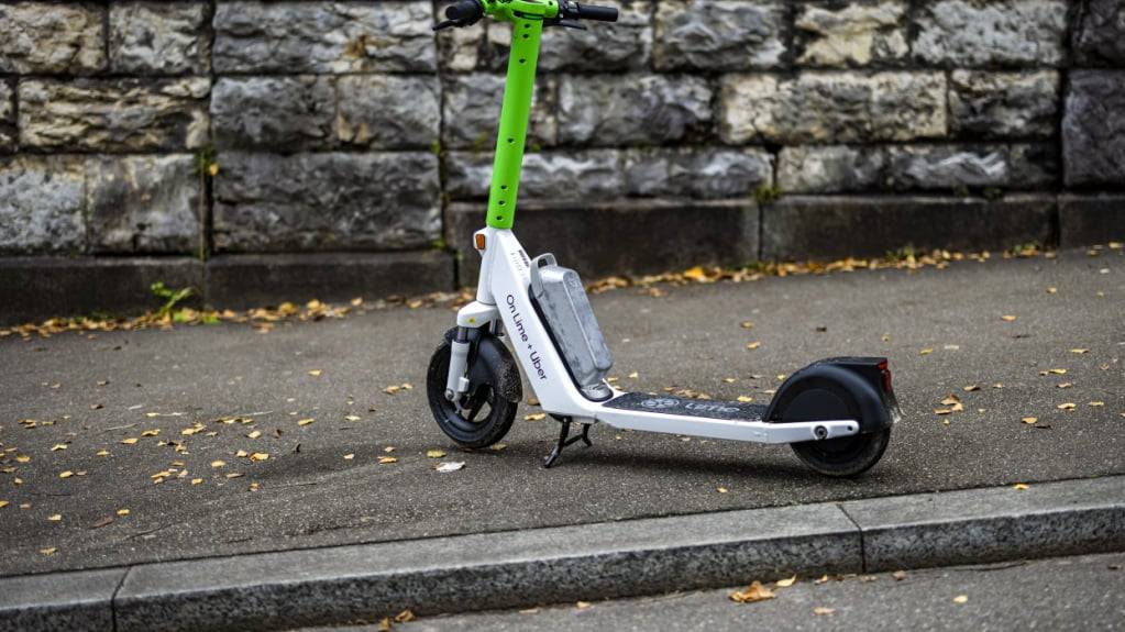 Überall stehen E-Scooter: Die Stadt Winterthur duldet ab kommendem Jahr deshalb nur noch einen Anbieter.  (Symbolbild)
