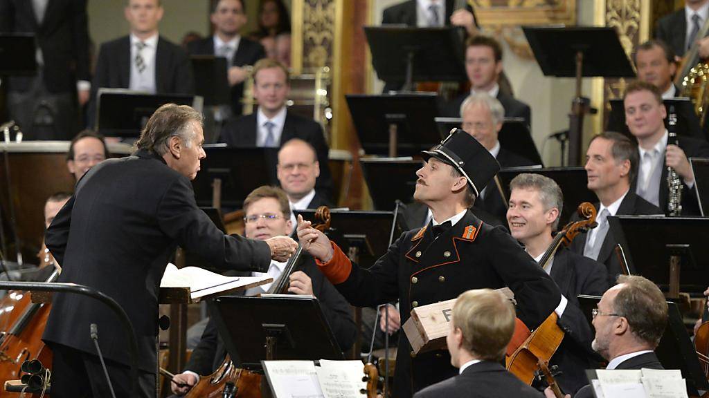 Dirigent Mariss Jansons und die Wiener Philharmoniker haben mit ihrem traditionell walzerseligen Neujahrskonzert eine weltumspannende musikalische Grussbotschaft gesendet.