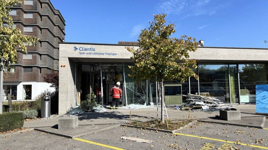 Bei einer Bankomatensprengung in Thayngen SH wurde ein Mann am Mittwochmorgen schwer verletzt. Die Polizei geht davon aus, dass er einer der Täter war.