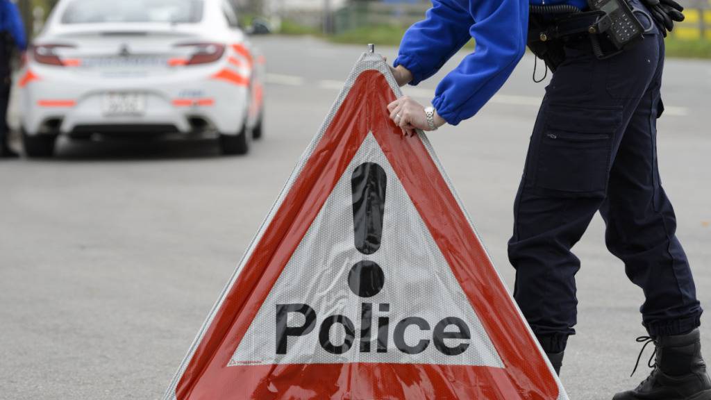 Nach dem frontalen Zusammenstoss bei Les Clées in der Waadt starb die 18-jährige Autofahrerin, die von der Spur abgekommen war, noch am Unfallort. (Archivbild)
