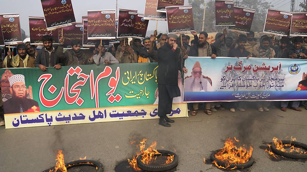 Anhänger der religiösen Partei «Markazi Jamiyat Ahle Hadith Pakistan» demonstrieren um den iranischen Angriff im pakistanischen Grenzgebiet zu verurteilen. Foto: K.M. Chaudary/AP/dpa