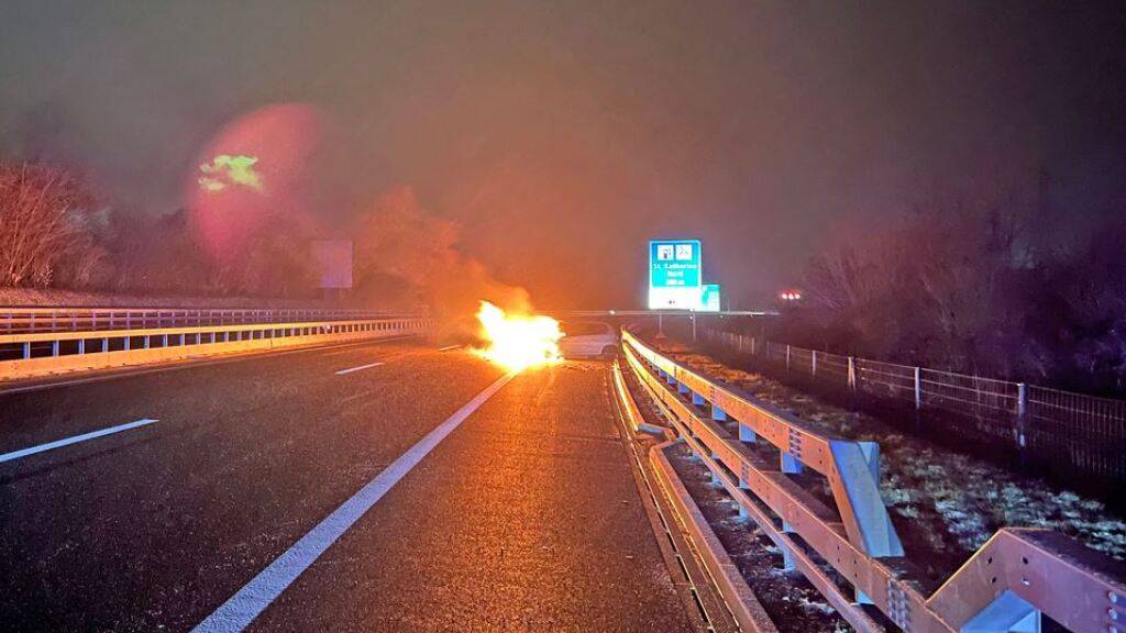 Das auf der A14 verunglückte Auto brannte lichterloh.