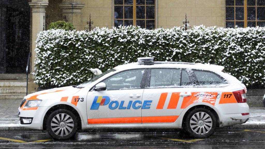 Die Genfer Polizei fanden in einem Gebäude einen Mann vor, der mit einer Schusswaffe getötet worden war. Der mutmassliche Täter wurde verhaftet.  (Symbolbild)