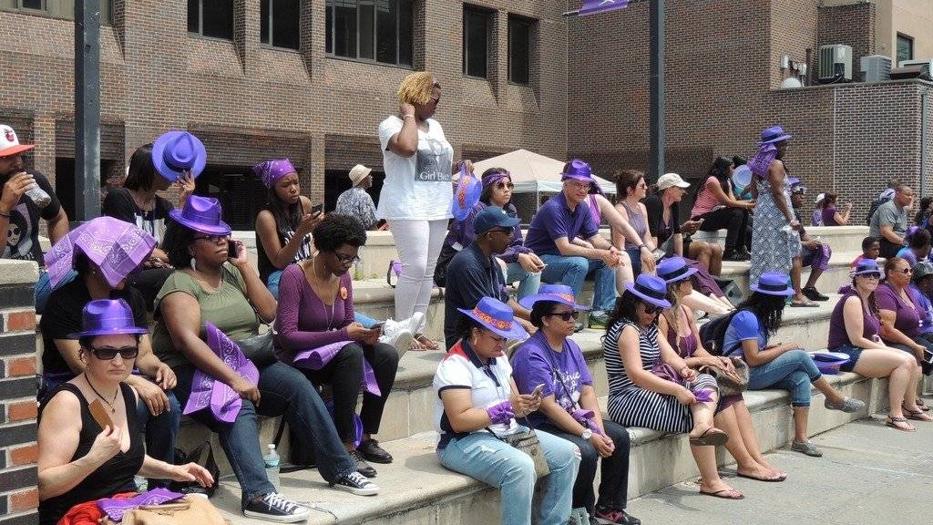 Prince-Fans am Wochenende in New York: Heute sollen zu Ehren des verstorbenen Musikers auch die Bewohner von Minneapolis Lila tragen. (Archiv)