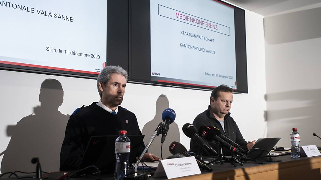 Der Kommandant der Kantonspolizei Wallis, Christian Varone, und der Oberstaatsanwalt des Mittelwallis, Olivier Elsig, bei der Medienkonferenz am Montagabend.