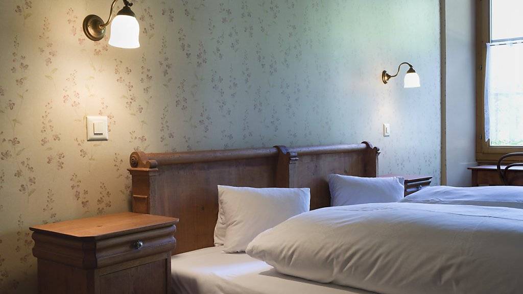 In Schweizer Hotelzimmern wurden im Juni über 5 Prozent mehr Übernachtungen gezählt als im gleichen Monat des Vorjahres. Im Bild: Zimmer des historischen Hotels Ofenhorn in Binn im Kanton Wallis. (Archivbild)