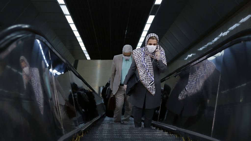 Trotz Lockerungen der Corona-Massnahmen bleiben die Iraner daheim: Szene aus der U-Bahn in Teheran.