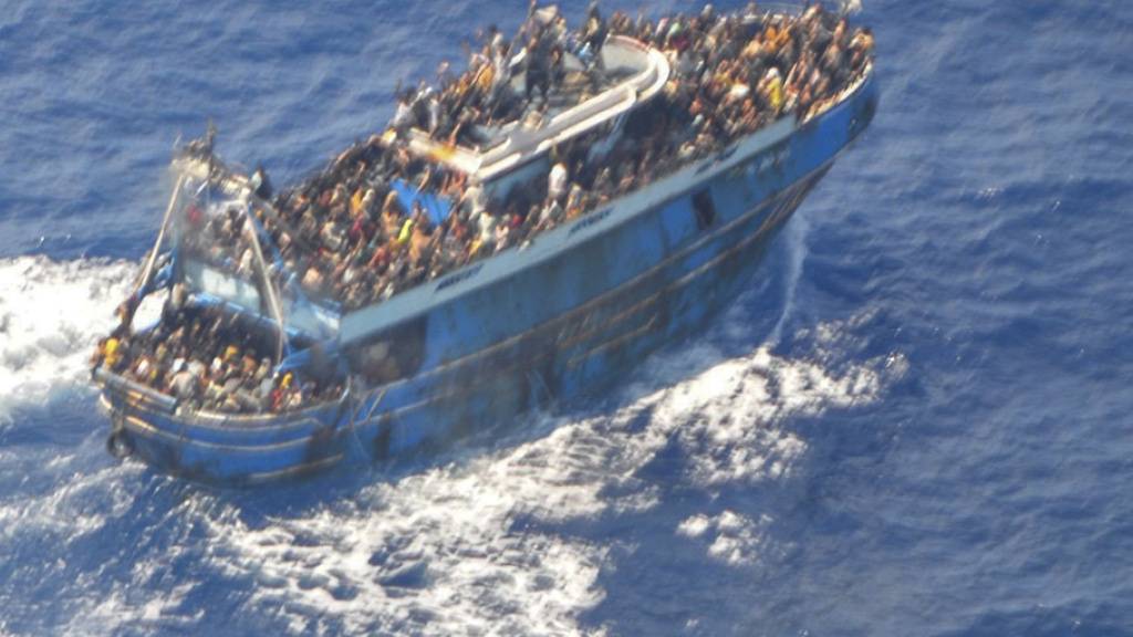 Die griechische Küstenwache veröffentlichte dieses Foto des überfüllten Flüchtlingsbootes.