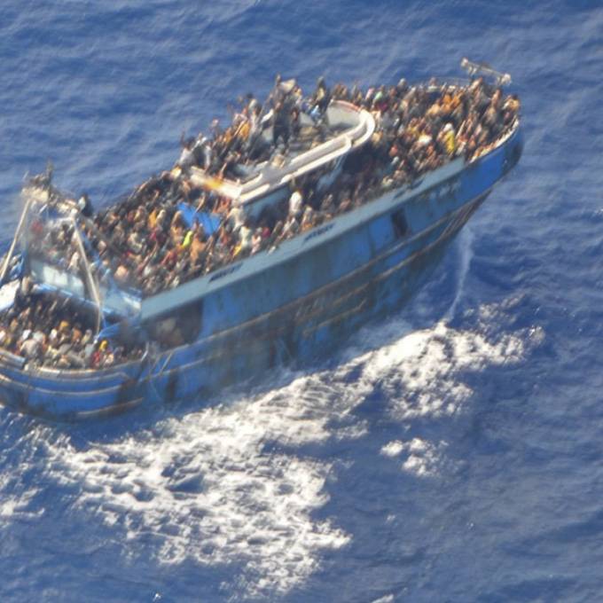 Erschütternde Bilder von überfülltem Flüchtlingsboot veröffentlicht