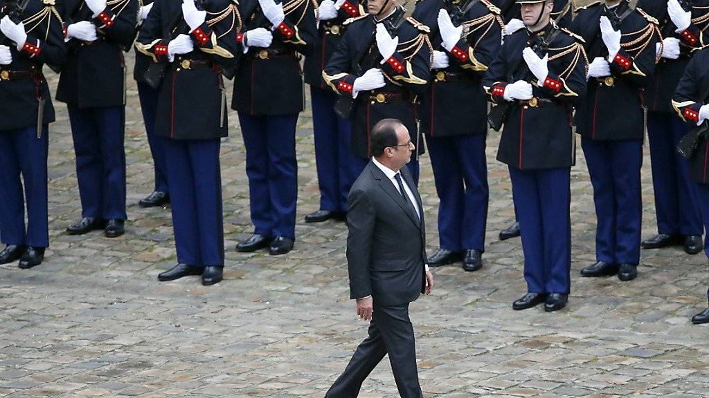 Der französische Präsident Francois Hollande beim Abschreiten einer Militärformation. Seit den Anschlägen in Paris ist die Zahl der Franzosen, die sich für eine Karriere beim Militär interessieren, rapide gestiegen.
