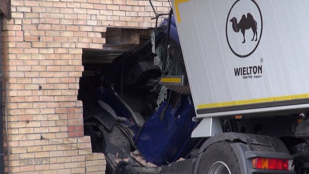 Fahrer schwer verletzt: LKW kracht in Finsterhennen in Hauswand