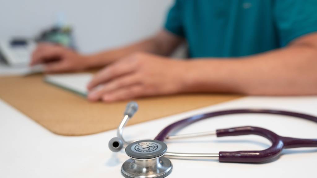 Die Strafuntersuchung gegen eine Ärztin und einen Arzt ist abgeschlossen. Nun liegt der Fall beim Kantonsgericht. (Symbolbild)