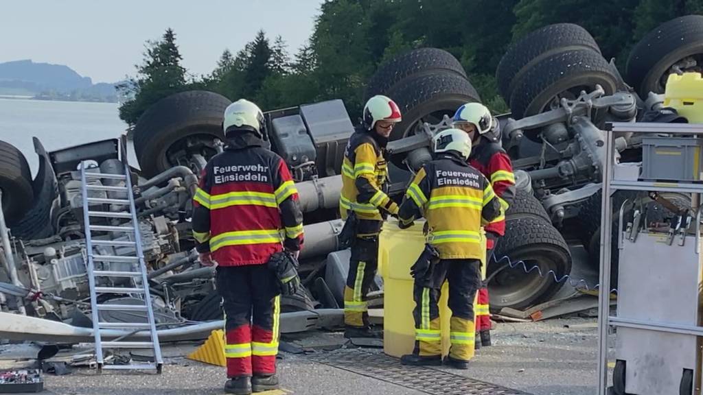 Lastwagen kracht in Leitplanke und landet fast im Sihlsee