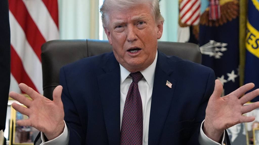 ARCHIV - US-Präsident Donald Trump spricht im Oval Office des Weißen Hauses. Foto: Alex Brandon/AP/dpa