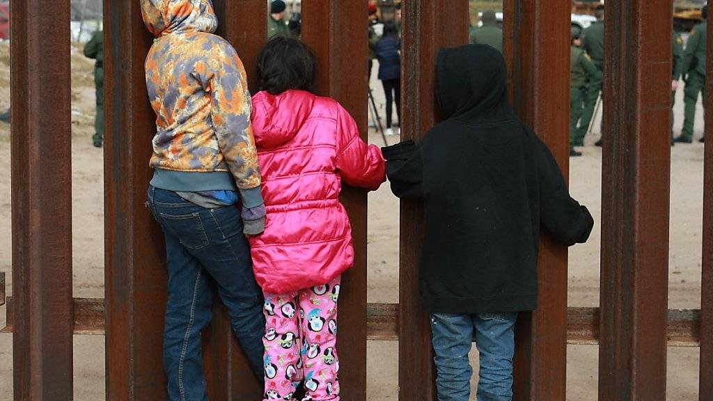 Kinder beobachten US-Grenzschützer an der Grenze zwischen Mexiko und den USA  - US-Präsident Donald Trump hat in Sachen Einwanderungspolitik einen weiteren Rückschlag erlitten. (Archiv)