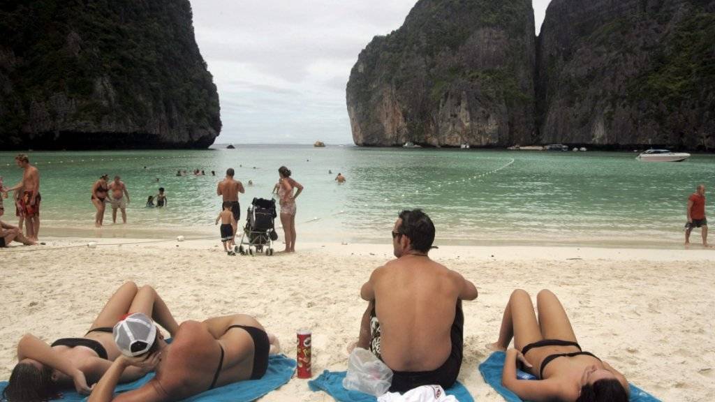 Die von Felsen gesäumte Traumbucht auf der thailändischen Insel Ko Phi Phi bleibt für weitere zwei jahre für Touristen gesperrt. Der Touristenansturm hatte zu massiven Umweltschäden geführt. (Archivbild)