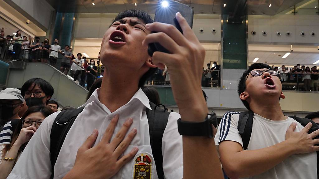 ARCHIV - Ein Berufungsgericht in der chinesischen Sonderverwaltungsregion Hongkong hat das Lied «Glory to Hong Kong» verboten. Foto: Vincent Yu/AP