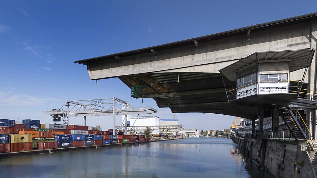 Die Konkurrenz kämpft weiter gegen das geplante neue Hafenterminal in Basel. Das Bild zeigt das heutige Containerterminal, das an seine Kapazitätsgrenzen stösst.