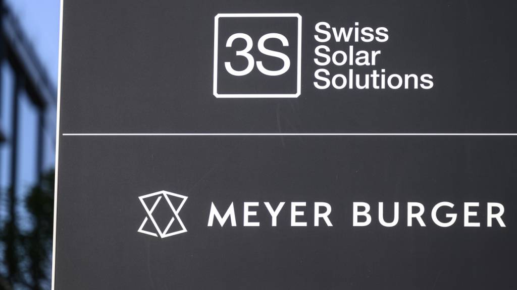 Der Schriftzug von 3S Swiss Solar Solutions und Meyer Burger auf einer Tafel vor dem Businesspark Gwatt, fotografiert am Freitag, 2. Mai 2025 in Gwatt. (KEYSTONE/Christian Beutler)