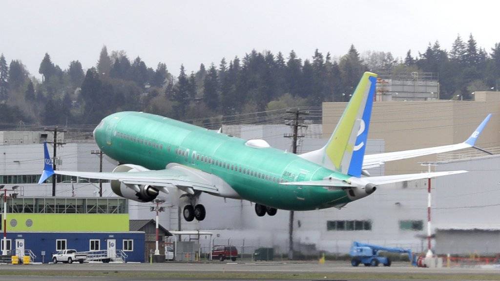 Boeing ist laut Konzernchef Dennis Muilenburg mit den Arbeiten zum Software-Update für das nach den Abstürzen gesperrte Flugzeugmodell 737 MAX auf Kurs. Allerdings darf das Flugzeug nach wie vor nicht abheben.(Archivbild)