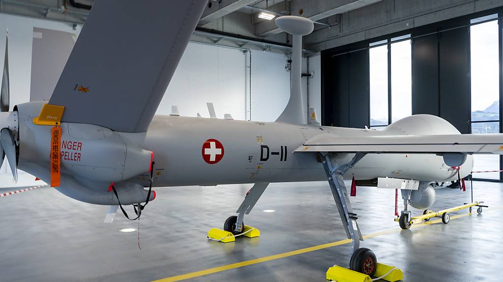 Die Drohne Hermes 900 HFE bei der Präsentation im Jahr 2019 auf dem Militärflugplatz in Emmen LU. (Archivbild)