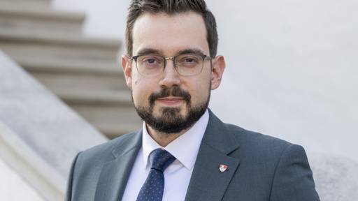 Obwalden hebt Meldeschwelle bei Entlassungen an