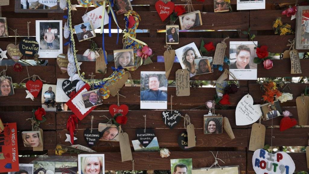 Fotos und Notizen zu den Opfern des Attentats von Las Vegas: Bei dem Massacker vom letzten Herbst tötete ein Schütze aus einem Hotel heraus 58 Menschen an einem Open-Air-Konzert. (Archivbild)