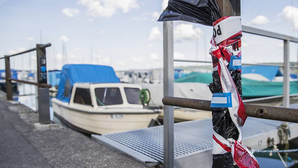 Bei einem schweren Unfall im Hafenbecken von Neuenstadt BE am Bielersee sind im Mai 2017 zwei Frauen und ein Hund verstorben. Die Frauen erlitten einen Stromschlag im Wasser. Laut Staatsanwaltschaft hatte es ein Leck an der Stromversorgung gegeben,