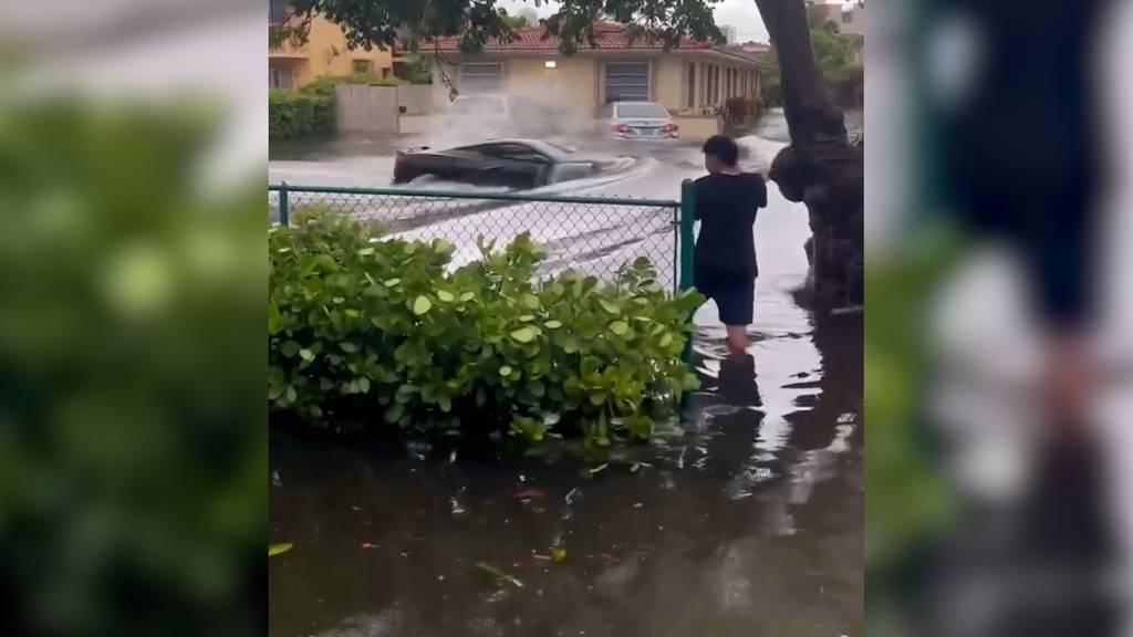Mitten ins Hochwasser: Autofahrer stürzt sich mit Corvette in überflutete Strasse