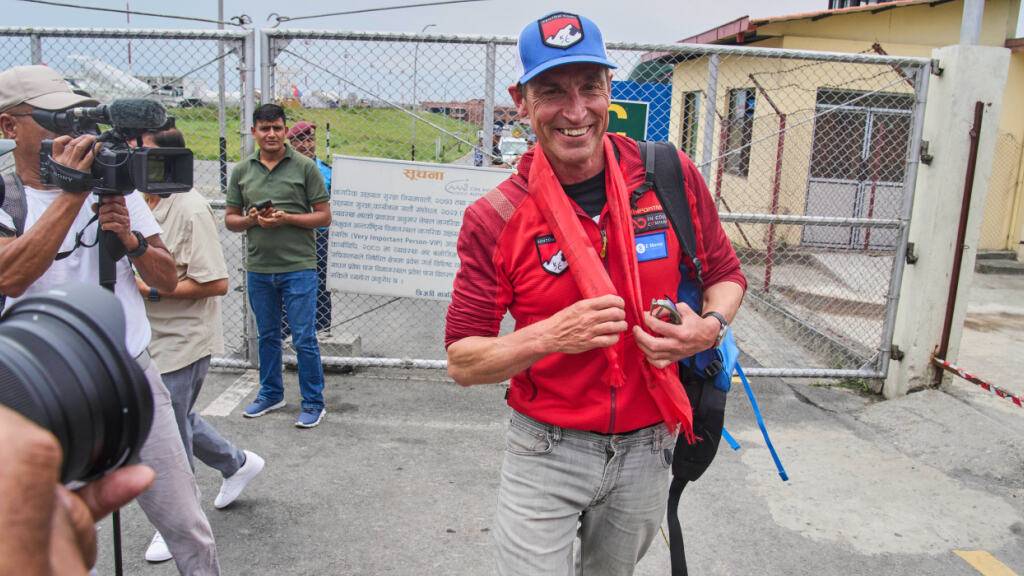 ARCHIV - Britischer Bergsteiger Kenton Cool, der den Mount Everest zum 19. Mal bestiegen und damit seinen eigenen Rekord für die meisten Besteigungen des höchsten Berges der Welt durch einen Nicht-Sherpa-Führer gebrochen hat. Foto: Niranjan Shrestha/AP/dpa