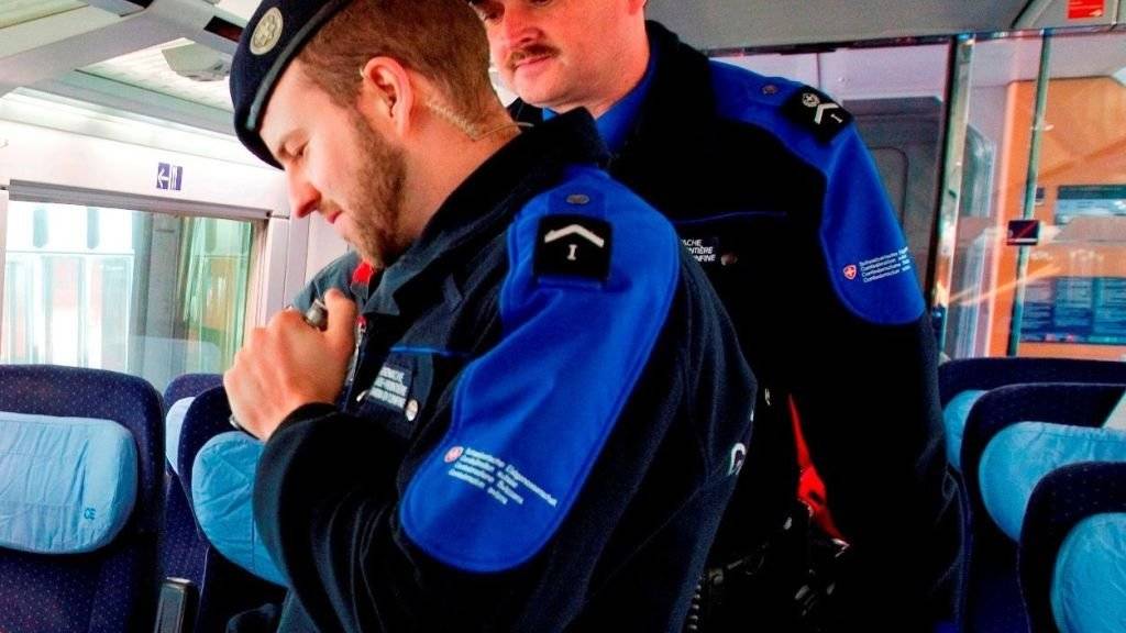Bei einer Personenkontrolle in einem Zug haben Grenzwächter bei einem Letten zehn gefälschte belgische Ausweise entdeckt. (Symbolbild Grenzwachtregion)