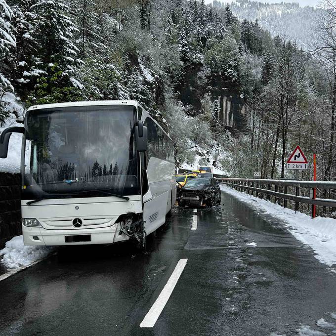 Auto kracht frontal in Reisecar: Mehrere Verletzte bei Unfall auf dem Brünigpass