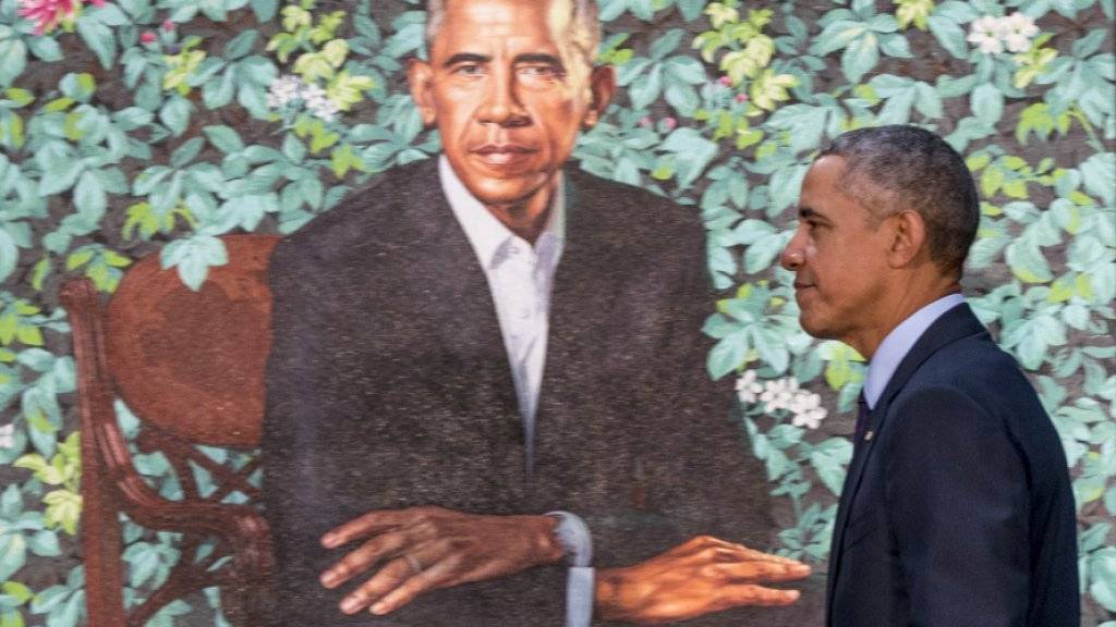 Wollte kleinere Ohren heraushandeln von seinem Porträtisten: Der frühere US-Präsident Barack Obama vor seinem Porträt in der Smithsonian's National Portrait Gallery in Washington.