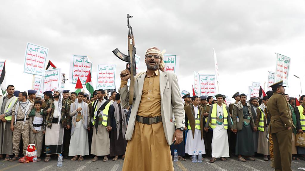 ARCHIV - Anhänger der vom Iran unterstützten Huthi-Miliz nehmen an einer Demonstration gegen die USA und Israel und für die Solidarität mit den Palästinensern im Gazastreifen teil. Foto: Osamah Abdulrahman/AP/dpa
