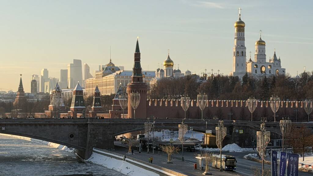 ARCHIV - Der Kreml (r) und das Wolkenkratzerviertel Moskwa City (hinten) erstrahlen am eisbedeckten Fluss Moskwa in der Nachmittagssonne. Foto: Ulf Mauder/dpa